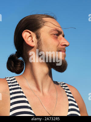 Mann sailor Auf der Hintergrund der Himmel. Stockfoto