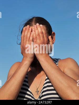 Mann sailor Auf der Hintergrund der Himmel. Stockfoto
