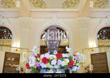 Khao Lak, Thailand - Oktober 04, 2019: Statue von Thai Herbal legende Chaophraya Abhaibhubejhr Abhaibhubejhr in Thai Herbal Medizin Museum. Stockfoto