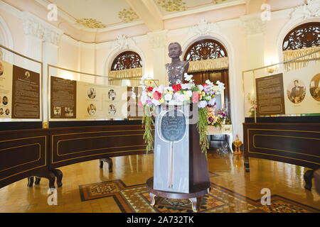 Khao Lak, Thailand - Oktober 04, 2019: Statue von Thai Herbal legende Chaophraya Abhaibhubejhr Abhaibhubejhr in Thai Herbal Medizin Museum. Stockfoto