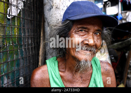 ANTIPOLO CITY, Philippinen - Oktober 28, 2019: Erwachsene Filipino Mann mit grauen Haaren und im Gesicht lächeln und posieren für die Kamera. Stockfoto