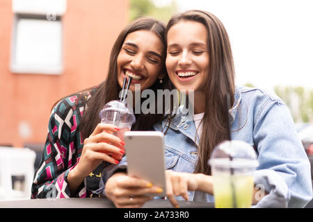 Junge Mädchen Freunde etwas im Smartphone. Stockfoto