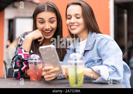 Junge Mädchen Freunde etwas im Smartphone. Stockfoto