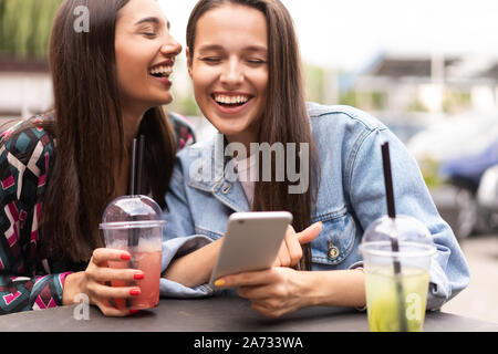 Junge Mädchen Freunde etwas im Smartphone. Stockfoto