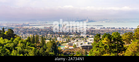 Panoramablick von Berkeley; San Francisco Bay Shoreline mit Hafen von Oakland, Yerba Buena Island, Treasure Island, die Bay Bridge und die San francisc Stockfoto