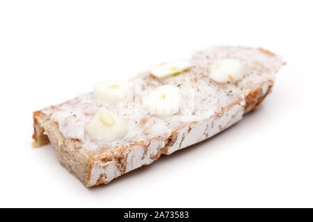 Ein Brot mit Schmalz auf weißem Hintergrund mit Knoblauch isoliert gekrönt Stockfoto