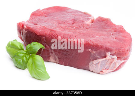 Ein rohes Steak auf weißem Hintergrund Stockfoto