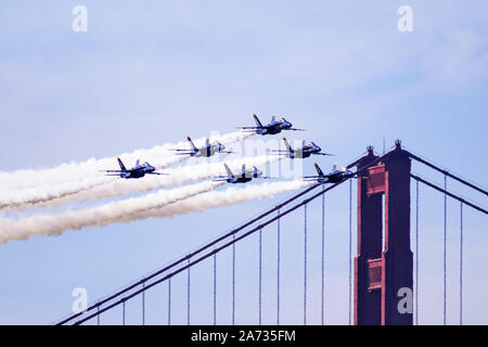 Okt 12, 2019 San Francisco/CA/USA-Jet Team fliegen über die Golden Gate Brücke während der Flotte Woche Airshow; Der Blaue Engel ist das United States Na Stockfoto