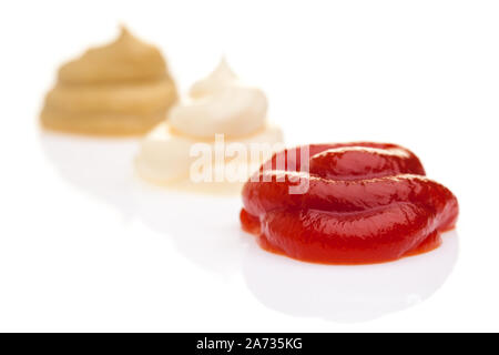 Ketchup, Mayonnaise und Senf auf weißem Hintergrund Stockfoto