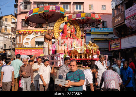 In einer Prozession zu Ehren Venkateshwara, der vorsitzende Gottheit des Fanaswadi Tempel, Bhuleshwar, Mumbai, Indien, Männer ziehen einen Wagen mit Statue des Gottes Stockfoto