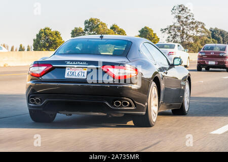 Okt 12, 2019 San Francisco/CA/USA - Maserati Fahrzeuge fahren auf der Autobahn Stockfoto