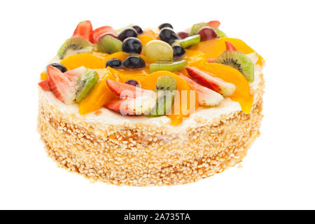 Ganze sommerlicher Obst Kuchen auf weißem Hintergrund Stockfoto