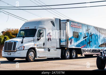 Okt 12, 2019 San Francisco/CA/USA - die Patrioten Jet Team Anhänger fahren auf der Autobahn in Richtung San Francisco Fleet Week Lage; T Stockfoto