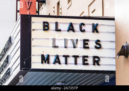 Okt 18, 2019 Berkeley/CA/USA - "Schwarze Leben' Motto auf der Fracht & Bergung Kaffeehaus Plakatwand in der Innenstadt von Berkeley Stockfoto