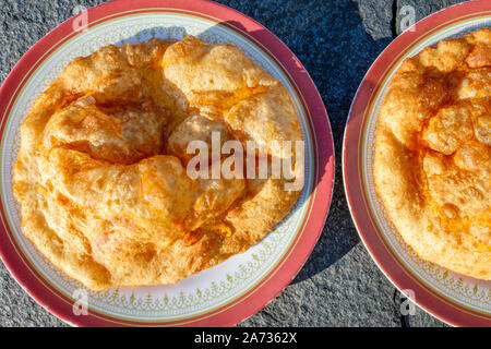 Numtrak balep, Tibetische frittierte Brot auf zwei Platten. Beliebte Frühstück während der Trekking im Himalaya, Nepal. Stockfoto