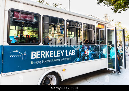 Okt 18, 2019 Berkeley/CA/USA - Berkeley Lab Shuttlebus Kursteilnehmer, die aus der Innenstadt zu verschiedenen Gebäuden am Lawrence Berkeley N Stockfoto