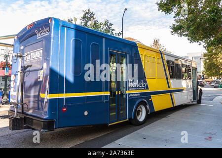 Okt 18, 2019 Berkeley/CA/USA - Bär Transit Bus (Transport Service, der von der Universität von Kalifornien in Berkeley betrieben), die Studenten zu Vari Stockfoto