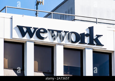 Okt 18, 2019 Berkeley/CA/USA - Nahaufnahme von WeWork Zeichen angezeigt auf dem Gebäude mit Co-working Büroflächen in der Innenstadt; WeWork ist ein americ Stockfoto