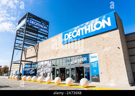 Okt 18, 2019 Emeryville/CA/USA - Außenansicht von Decathlon Sportartikel Flagship Store, der erste Offene in der San Francisco Bay Area, in der Nähe von Oakl Stockfoto