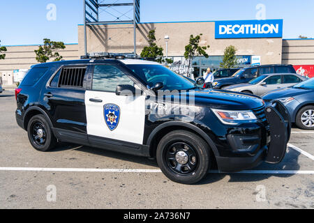 Okt 18, 2019 Emeryville/CA/USA - Emeryville Polizei Fahrzeug vor Decathlon Sportartikel Shop stationiert Stockfoto