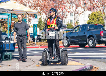 Okt 18, 2019 Emeryville/CA/USA - Sicherheit Schutz für Overton Sicherheit mit einem Segway Fahrzeug Stockfoto