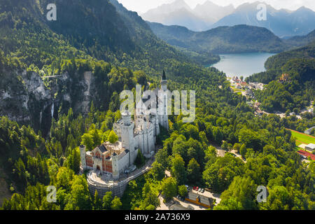 Blick auf das Schloss Neuschwanstein Schwangau, Bayern, Deutschland. Drone Bild auf dem Alpsee in Alpen. Stockfoto