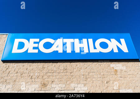 Okt 18, 2019 Emeryville/CA/USA - Nahaufnahme von Decathlon Logo an der Fassade der Decathlon Sportartikel Flagship Store, das erste Open in San Fr Stockfoto