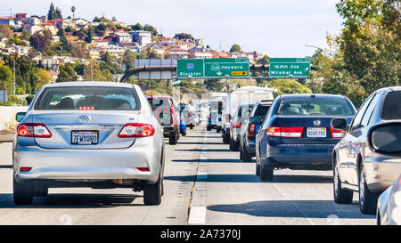 Okt 10, 2019 Hayward/CA/USA - Heavy Traffic auf einer der Autobahnen Kreuzung Osten San Francisco Bay Area; Stockfoto