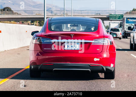 Okt 18, 2019 Fremont/CA/USA - Tesla Model S fahren auf der Autobahn im Silicon Valley, in der Nähe von Tesla-werk Stockfoto