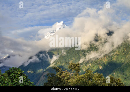 Blick auf Annapurna Himalaya Spektrum und Fischschwanz (matschaputschare) Berg in den Wolken. Nepal. Stockfoto