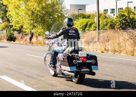 Okt 18, 2019 San Jose/Kalifornien/USA - Biker reiten ein Harley Davidson Motorrad auf der Autobahn; San Francisco Bay Area. Stockfoto