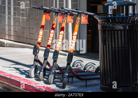 Oktober 20, 2019 San Jose/CA/USA - SPIN e-Scooter aufgereiht auf einem Bürgersteig in der Innenstadt von San Jose; Spin ist ein Fahrrad und Roller-sharing-Unternehmen Stockfoto