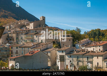 Civitella Ari an einem sonnigen Herbstmorgen. Abruzzen, Italien Stockfoto