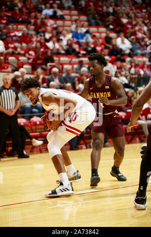 Bloomington, USA. 29 Okt, 2019. Der Indiana Universität Jerome Hunter (21) spielt gegen Gannon von Jonathan Harewood (1) während der NCAA Ausstellung Basketball Spiel bei Simon Skjodt Montagehalle in Bloomington (Endstand; Indiana University 84:54 Gannon) Credit: SOPA Images Limited/Alamy leben Nachrichten Stockfoto