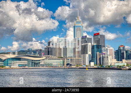 Hong Kong Convention Center und Central District Stadtbild und das Sammeln von Gewitterwolken. Stockfoto