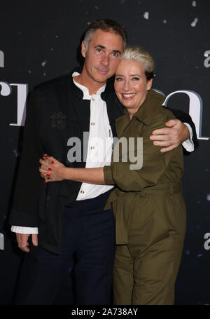 Oktober 29, 2019, New York City, New York, USA: Schauspieler/Produzent Emma Thompson mit ihrem Ehemann GREG WISE bei der Anreise für die New Yorker Premiere von 'Last Christmas' bei AMC Lincoln Square 13 statt. (Bild: © Nancy Kaszerman/ZUMA Draht) Stockfoto