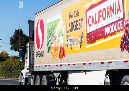 Oktober 20, 2019 San Jose/CA/USA - Safeway Lkw fahren auf der Autobahn in der San Francisco Bay Area. Stockfoto