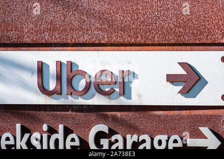 24.Oktober 2019 in Palo Alto/CA/USA - Uber Zeichen führt Sie zu den Büros der Firma im Silicon Valley; Uber Technologies, Inc. ist ein US-amerikanischer multinati Stockfoto