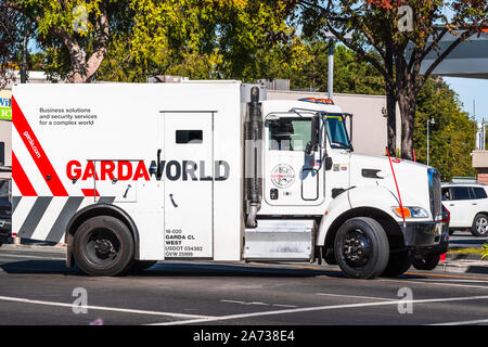 Okt 24, 2019 Mountain View/CA/USA - GardaWorld gepanzerten Fahrzeug sicher Transport von Bargeld; GardaWorld Corporation ist ein kanadisches private Sicherheitsfirma Stockfoto