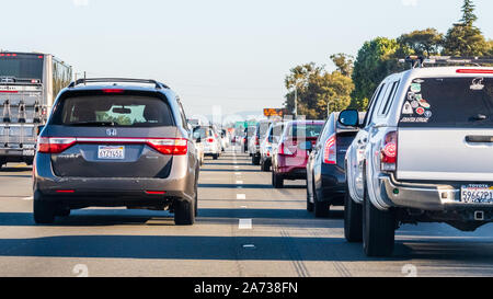 Okt 24, 2019 Mountain View/CA/USA - Heavy Traffic auf einer der Autobahnen Kreuzung Silicon Valley, San Francisco Bay Area; Stockfoto