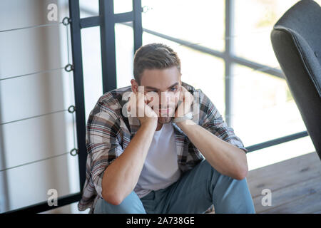 Mann Langeweile beim Verbringen Tag allein zu Hause. Stockfoto