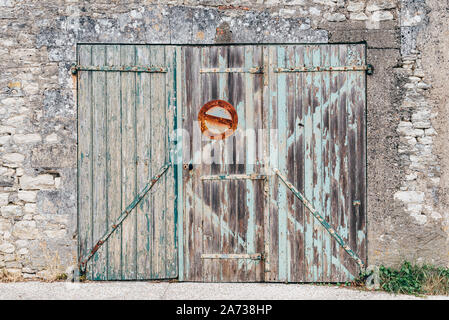 Alte, geschlossene Garage Parkplatz unterzeichnen. Stockfoto