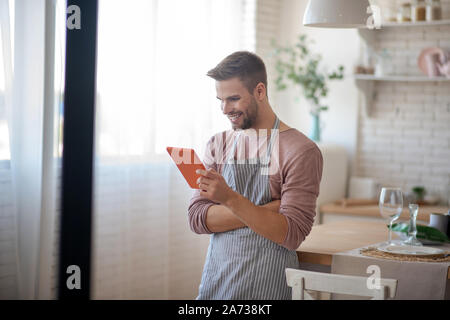 Man Gefühl aufgeregt vor dem Kochen romantisches Abendessen Stockfoto