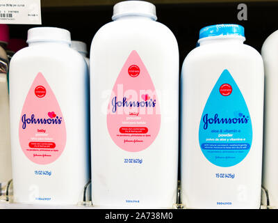 Okt 24, 2019 Sunnyvale/CA/USA - Johnson's Baby Powder in einem Walgreens Apotheke erhältlich; Johnson & Johnson einen Rückruf ausgestellt nach der Prüfung gefunden tr Stockfoto