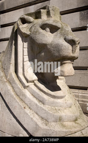 Großen steinernen Löwen Statue vor Nottingham Rat Haus, alter Marktplatz, Nottingham, England, Großbritannien Stockfoto