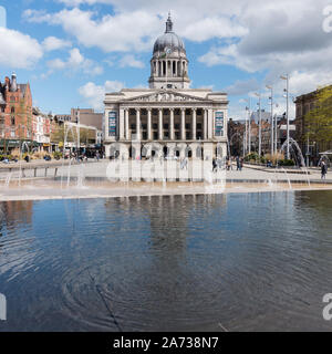 Wasserspiel in Alten Marktplatz mit Nottingham Rat Haus Gebäude im Hintergrund, Nottingham, England, UK. Stockfoto