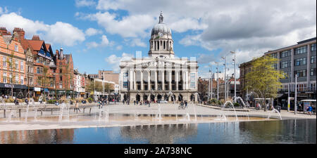 Wasserspiel in Alten Marktplatz mit Nottingham Rat Haus Gebäude im Hintergrund, Nottingham, England, UK. Stockfoto