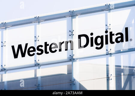 Okt 27, 2019 Milpitas/CA/USA - Western Digital Logo am Hauptsitz im Silicon Valley, Western Digital Corporation ist ein US-amerikanischer Computer har Stockfoto