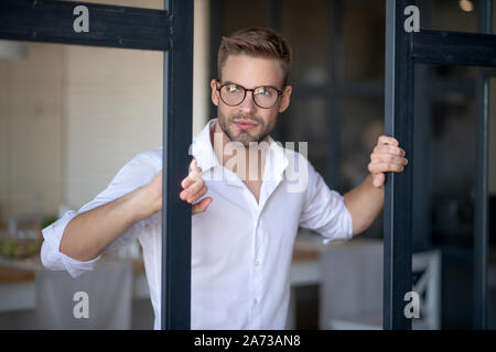 Stilvolle Geschäftsmann tragen weiße Hemd Gefühl nachdenklich Stockfoto