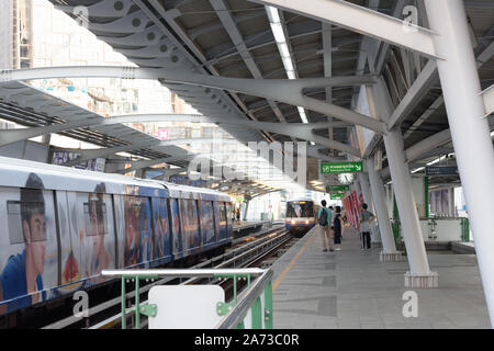 Bangkok Mass Transit System Ankunft am Bahnhof in Bangkok. Stockfoto